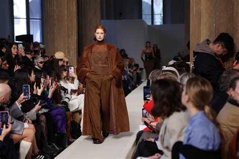 fendi vestito marrone|Brown is the new black: il marrone è il colore dell'autunno inverno .